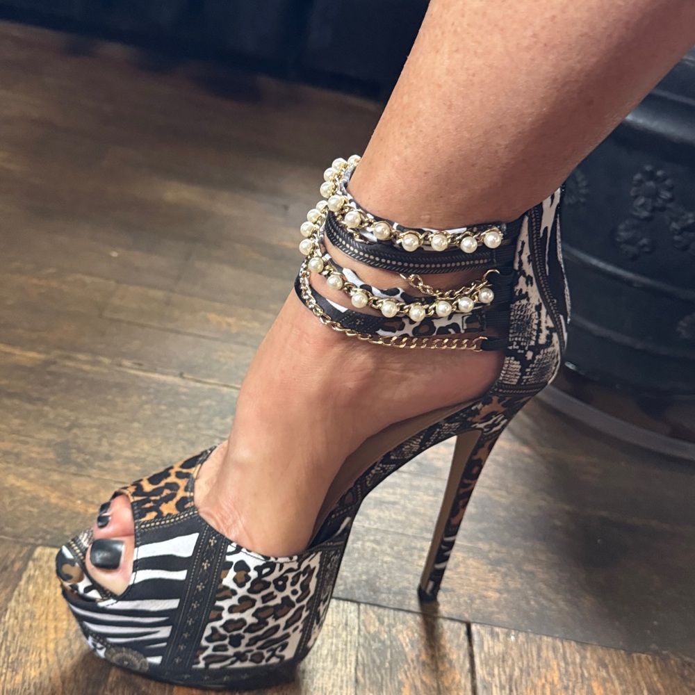 Shoe dazzle animal print heels nwob